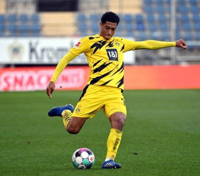 欧文快攻完成压哨上篮