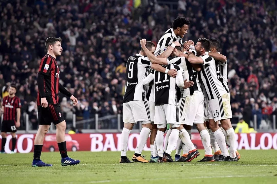 法兰克福球迷在诺坎普球场对巴萨支持者发动投掷袭击