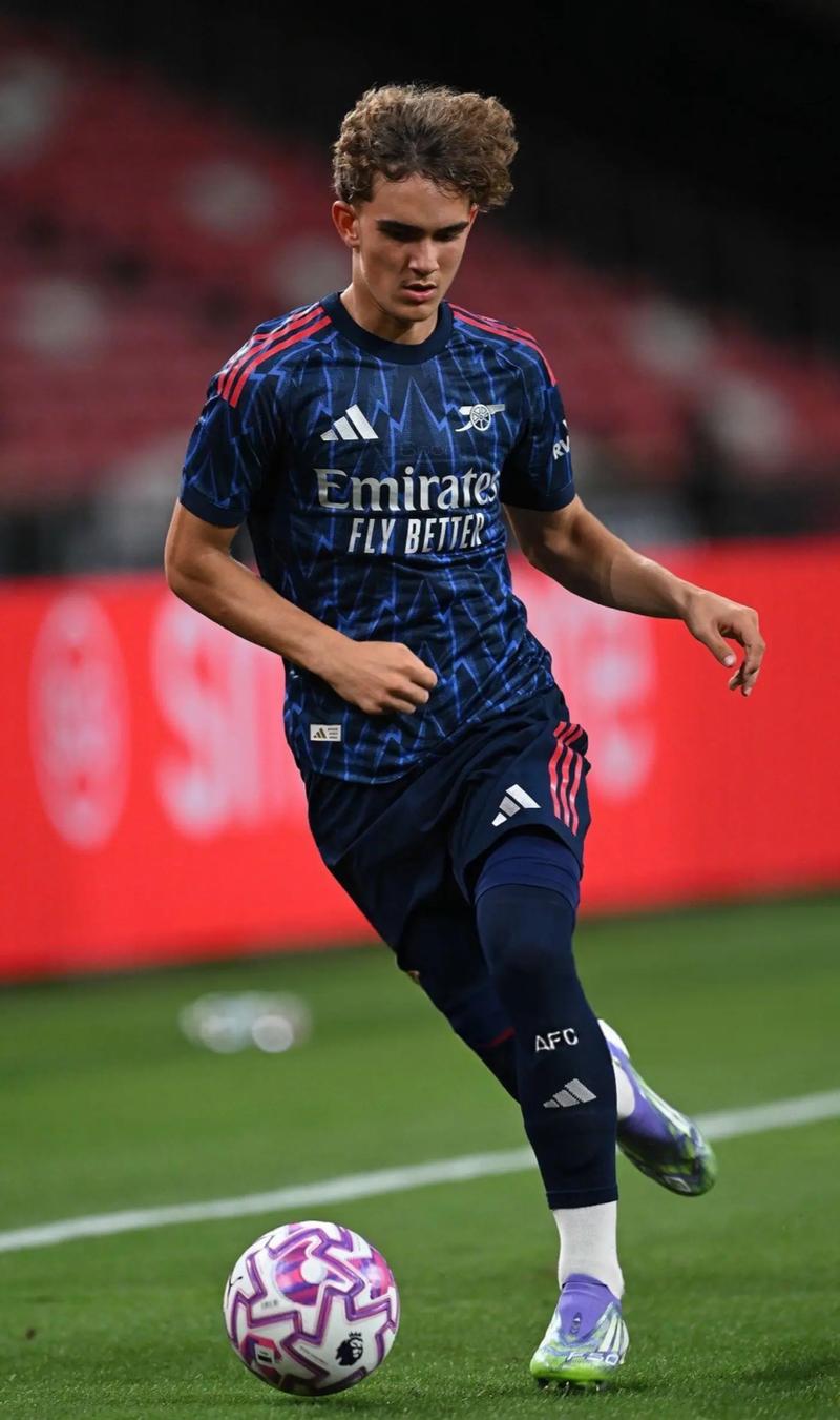 记者晒视频：钟义浩现场观看海牛比赛，海牛进球后他兴奋鼓掌