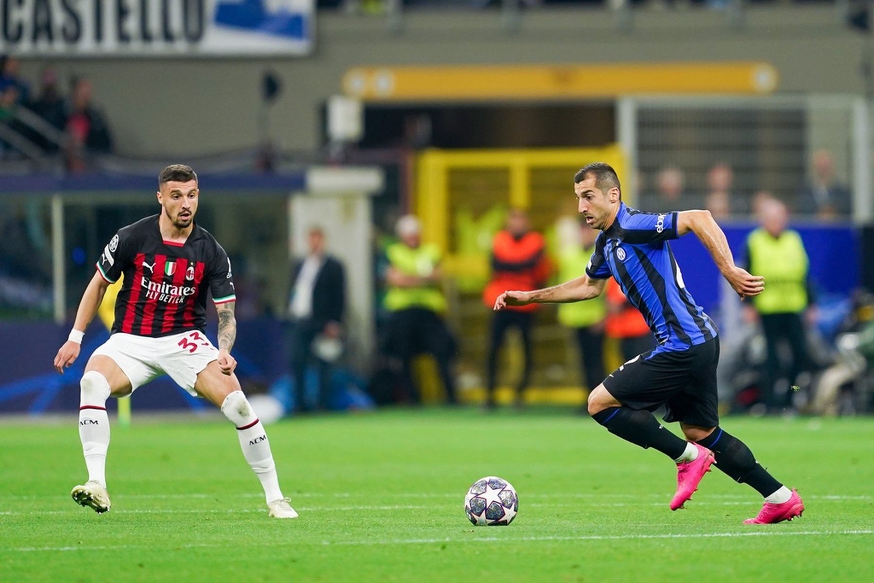 比赛结束后球员激动落泪