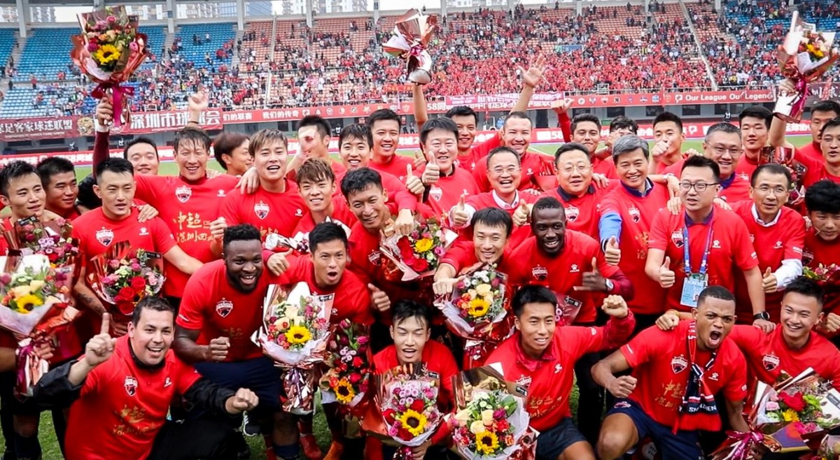 国乒拿下混团世界杯3连冠 采访时被吉祥物“乒乓”硬控 听说桌上的也能带走 全员直接all in 人手两个开心回家